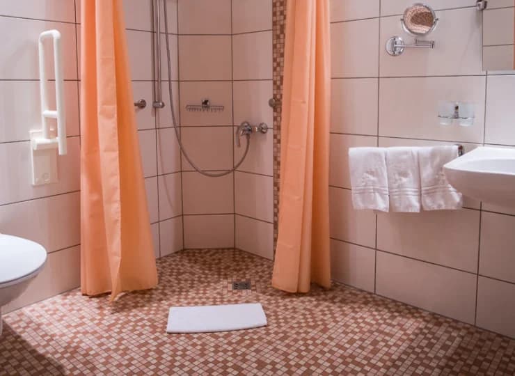 Wyposażona w wannę lub kabinę prysznicową