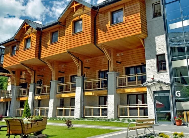 Na terenie kompleksu znajduje się łącznie 12 budynków