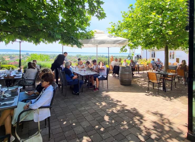Tutejsza restauracja jest ceniona w okolicy