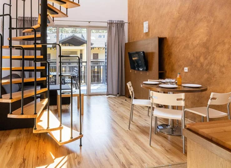 Jest także dostępny apartament dwupoziomowy gotowy przyjąć nawet 6 osób