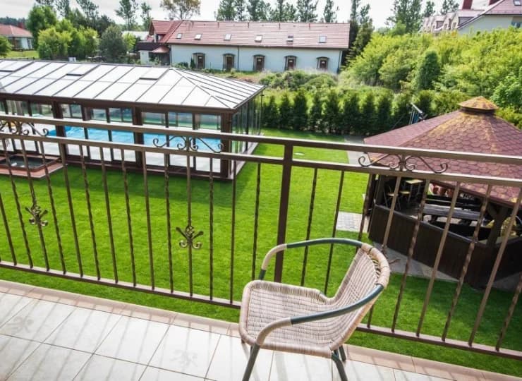 Z balkonu rozciąga się widok na otaczającą zieleń