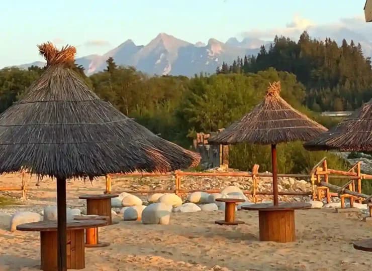 Z Przystani Białka jest widok na Tatry
