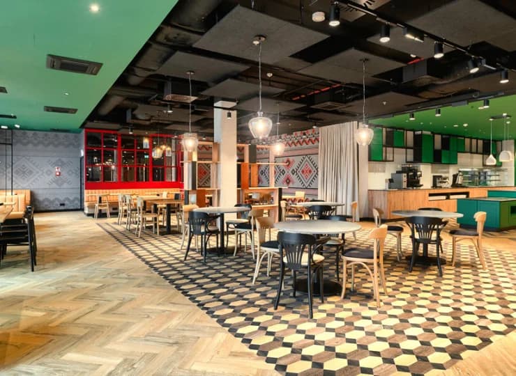 Wnętrza restauracji są przestronne, nowoczesne i estetyczne
