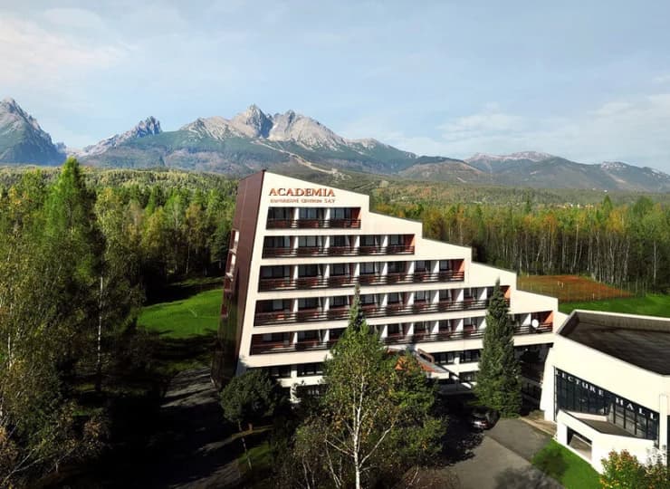Hotel Academia mieści się w Starej Leśnej u podnóża Tatr Wysokich