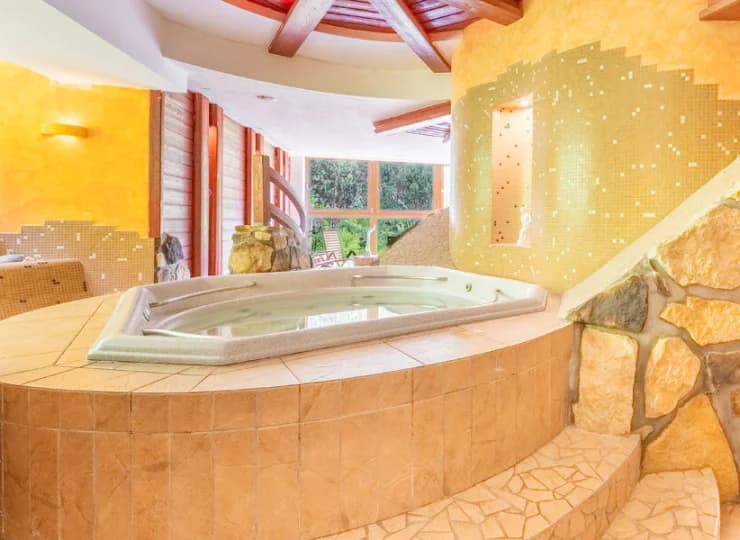 Goście mogą korzystać z jacuzzi bezpłatnie raz na pobyt lub częściej za opłatą