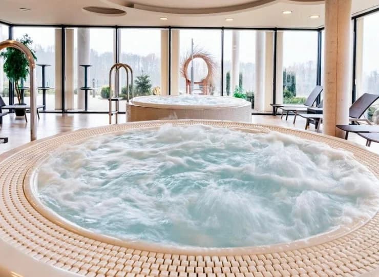 W strefie wellness są 2 wanny jacuzzi i łaźnia parowa