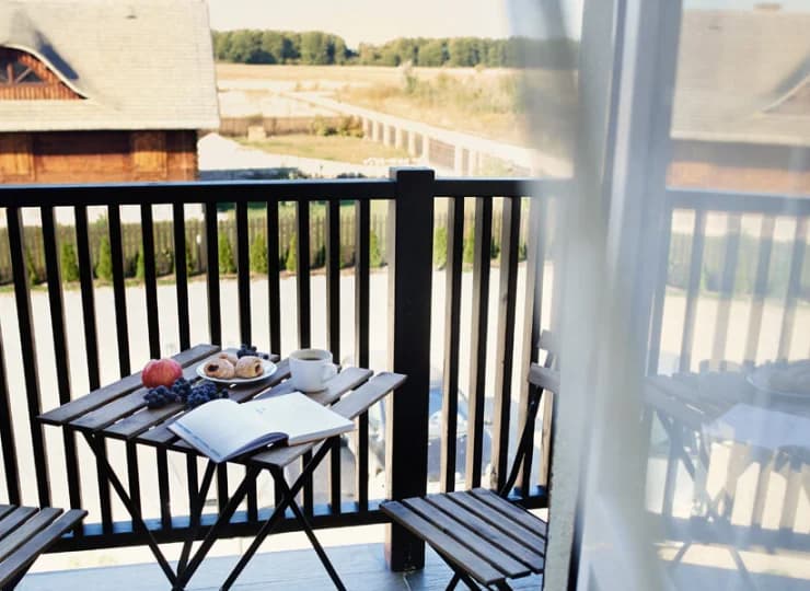 Balkon to doskonałe miejsce na popołudniowy odpoczynek przy kubku herbaty