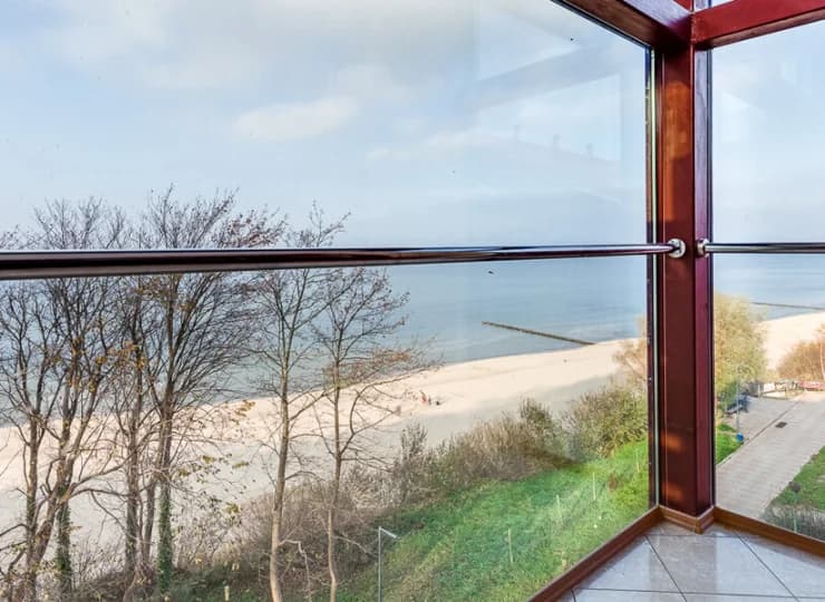 Obiekt ma panoramiczną windę, która oferuje widoki na plażę i Bałtyk