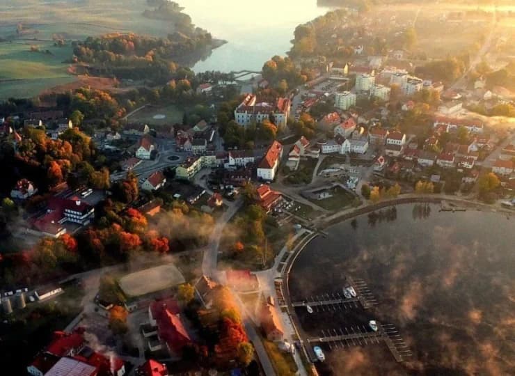 Jest położony pomiędzy dwoma jeziorami: Ołów i Ryńskim