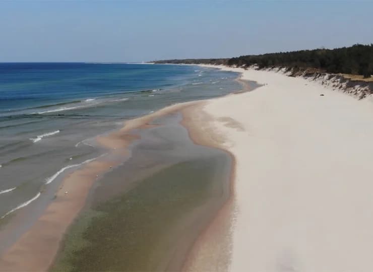 Hotel sąsiaduje z piękną piaszczystą plażą