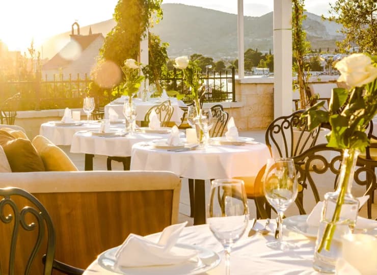 Restauracja oferuje współczesną kuchnię śródziemnomorską