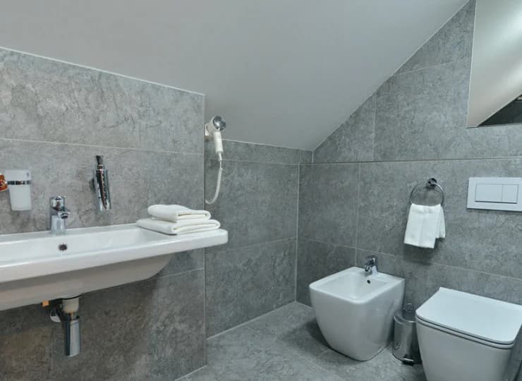 W każdej łazience jest kabina prysznicowa, suszarka do włosów i bidet