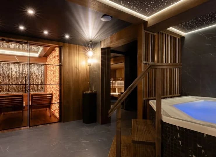 Goście mogą skorzystać z sauny i jacuzzi