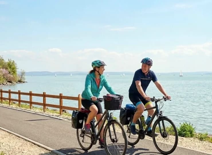 Brzeg jeziora Balaton zachęca do wycieczek rowerowych