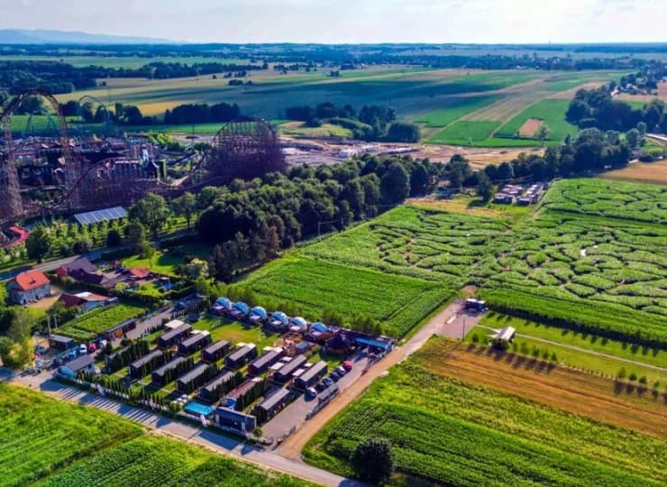 150 m od obiektu znajduje się dodatkowa atrakcja - Labirynt w Polu Kukurydzy
