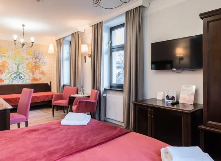 W wyposażeniu: klimatyzacja, TV, telefon, Wi-Fi, sejf, minibar, czajnik