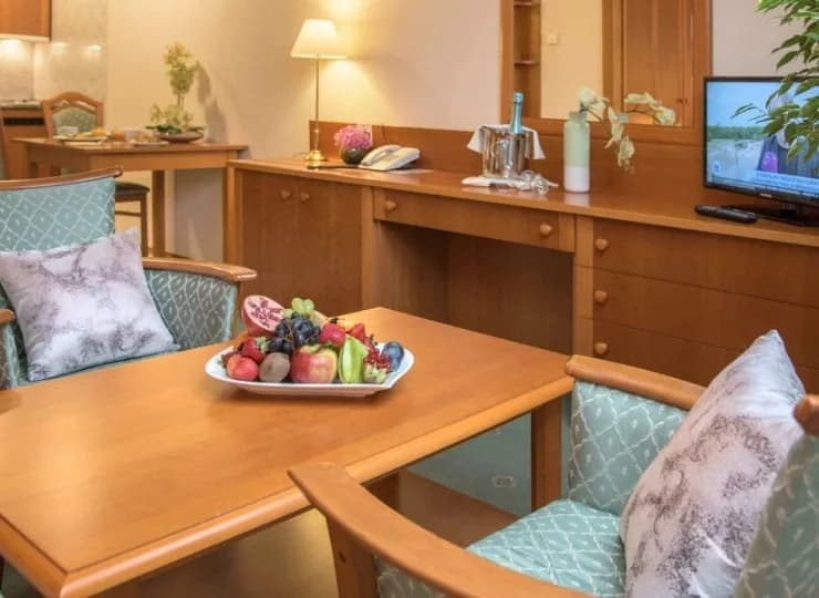 Pokoje mają część dzienną i aneks kuchenny