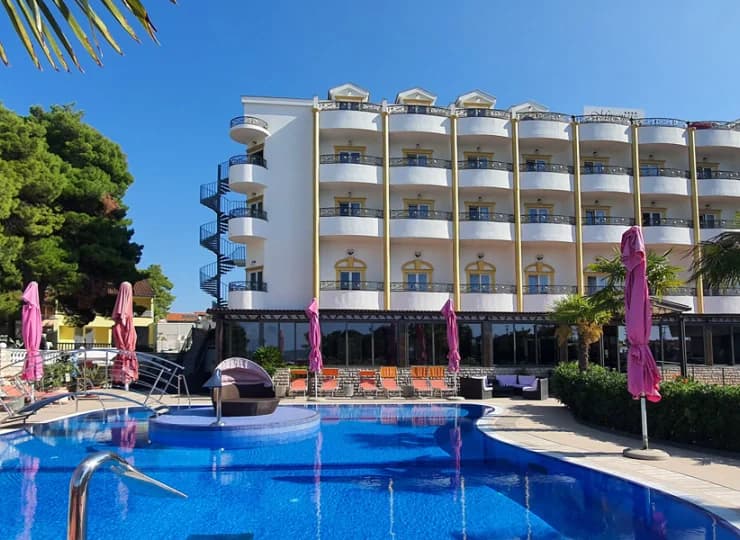 Nadmorski Hotel Miramare**** znajduje się w miejscowości Vodice