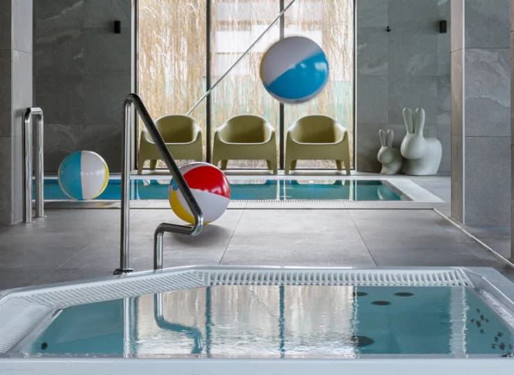 Z wewnętrznym basenem sąsiaduje jacuzzi, w którym można się zrelaksować