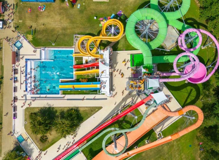 Zalakaros spa składa się z wewnętrznych i zewnętrznych basenów
