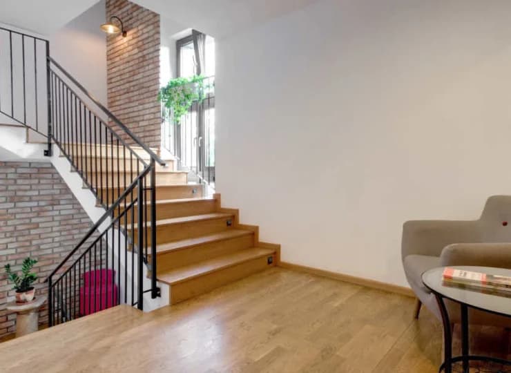 Do apartamentów prowadzi przestronny i jasny hol