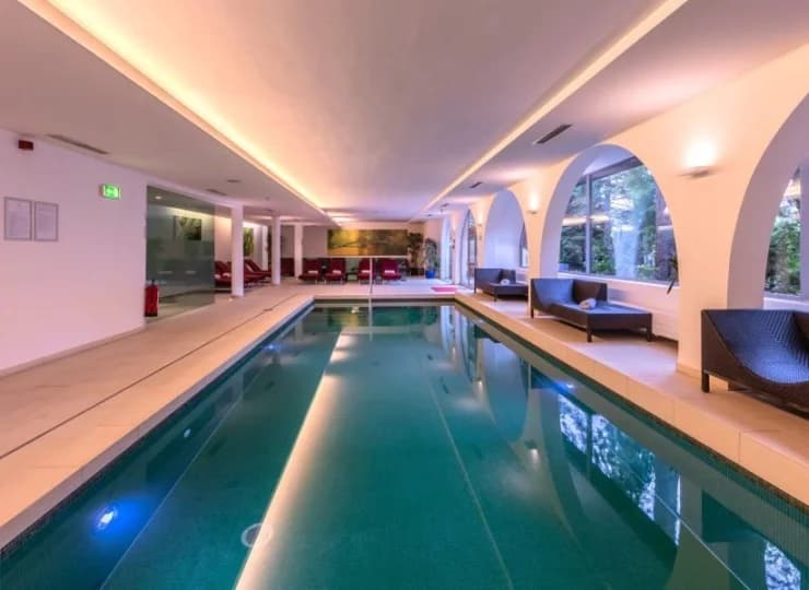 Pytloun Schlosshotel Weikersdorf to hotel z basenem nieopodal Wiednia