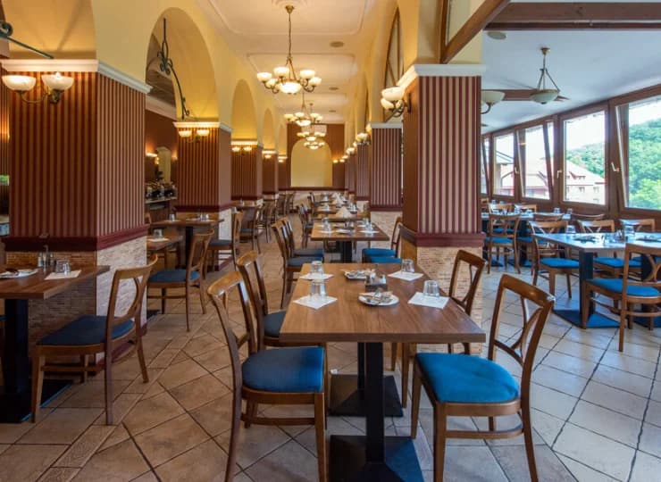 Restauracja w skrzydle Erzsébet może pomieścić 150 osób