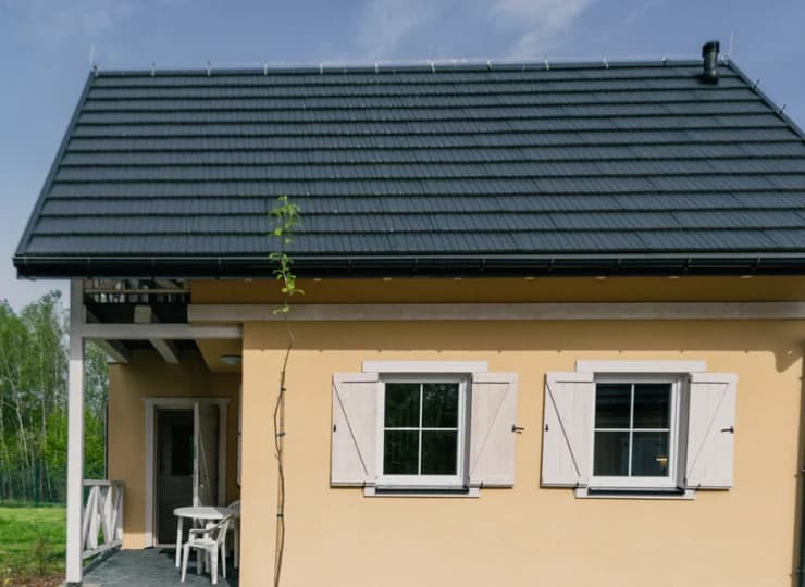Na rozległym zielonym terenie stoi 16 domków, w każdym może mieszkać do 7 osób