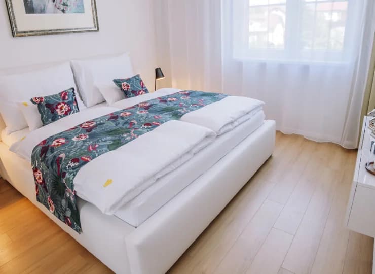 Każdy apartament ma odrębną sypialnię lub wydzieloną część sypialną