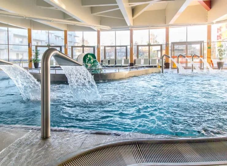 W hotelu jest też basen z atrakcjami, brodzik dla dzieci, jacuzzi, leżaki i bar