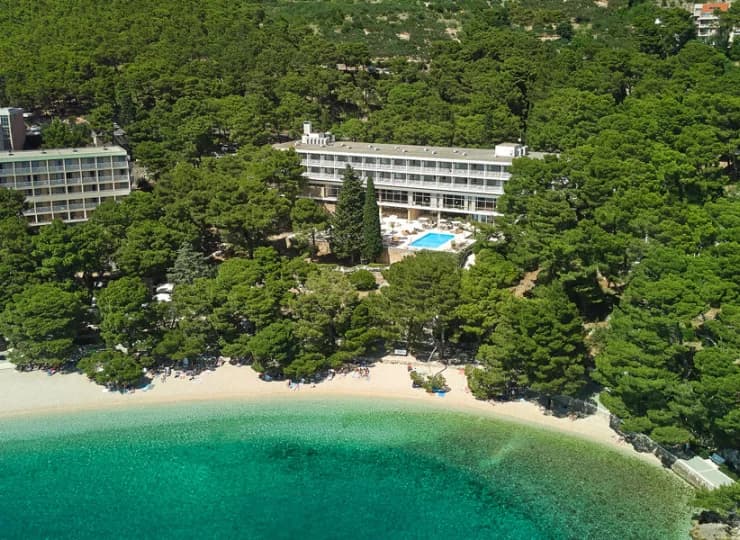 Najbliższa plaża znajduje się bezpośrednio tuż przed hotelem