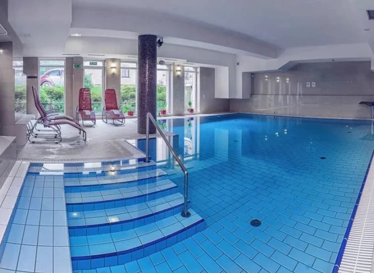 W strefie wellness udostępniono m.in. basen z przeciwprądem i wodospadem