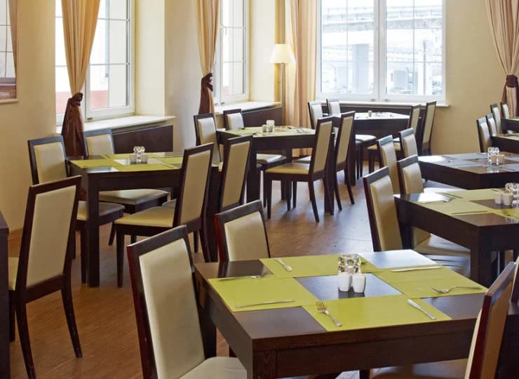 Tutejsza restauracja oferuje dania kuchni międzynarodowej