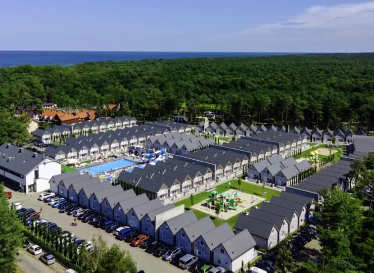Resort jest położony ok. 400 m od plaży