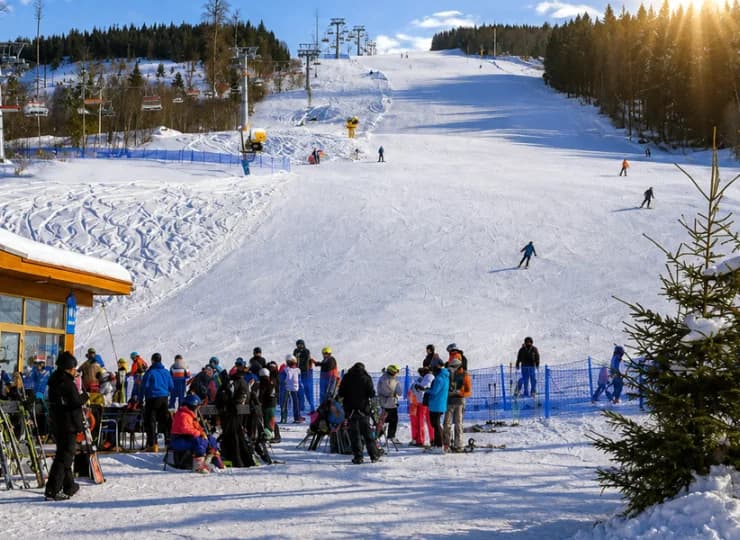 Tuż obok resortu znajduje się Skipark Oravice z 12 km tras narciarskich