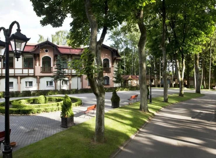 Na hotel składa się główny budynek, zabytkowy myśliwski pałac i Mazurskie Chaty