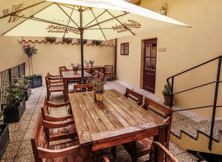 Hotel ma wewnętrzny taras