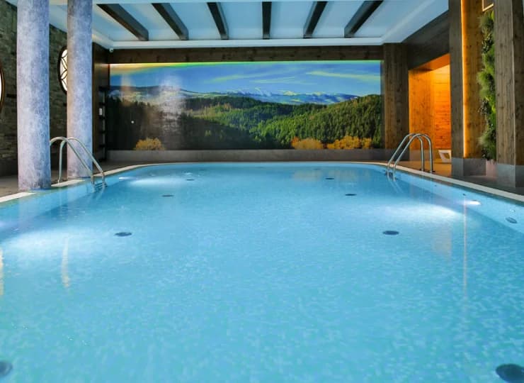 Nie brakuje w niej nawiązań do górskiej lokalizacji hotelu
