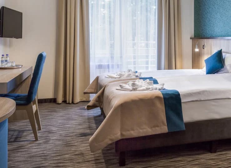 Dodatkowo pokoje typu standard plus mają własny balkon oraz lodówkę