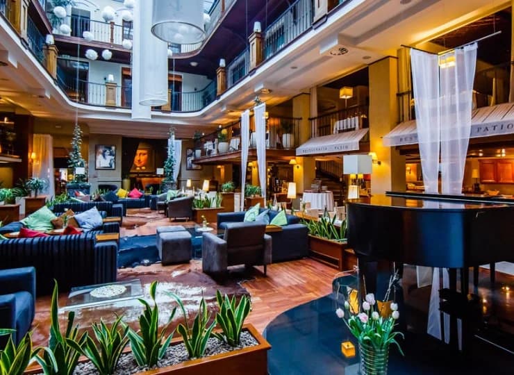 Restauracja Patio to lobby i dwie antresole - każdy znajdzie stolik dla siebie