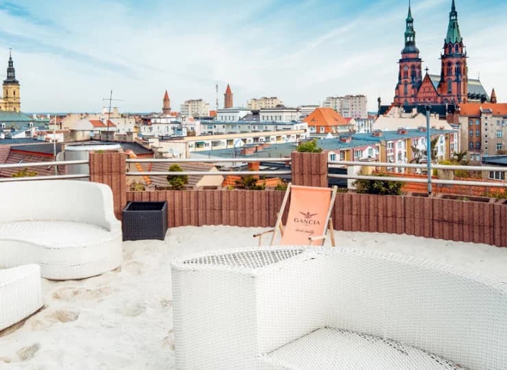 Wyróżnikiem hotelu jest plaża na dachu z okazałym widokiem na miasto