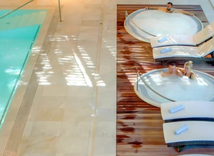 Jacuzzi i wygodne leżanki dbają o najwyższy relaks gości