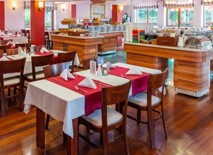 W głównym budynku hotelu mieszczą się 2 restauracje