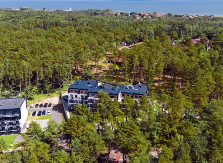 Resort Mariner jest otoczony nadmorskim lasem