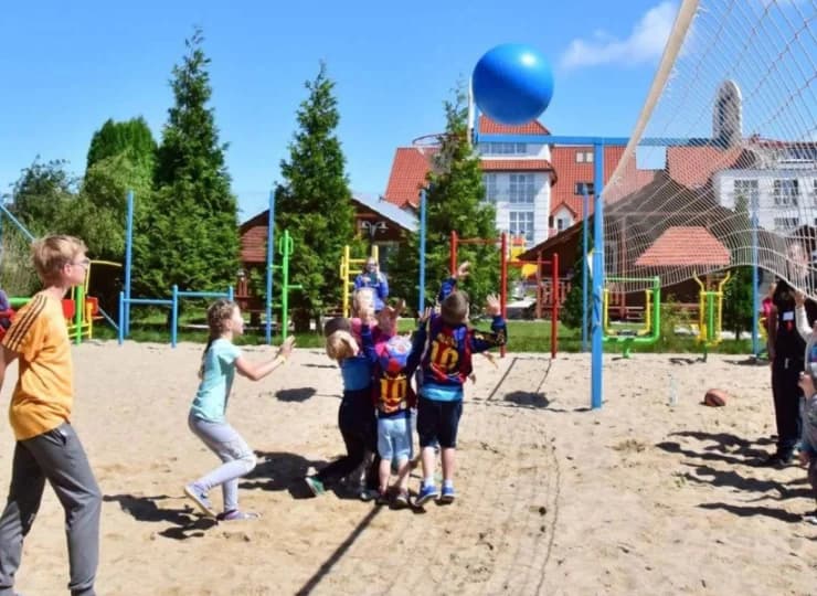 Można pograć w siatkówkę lub badmintona na boiskach