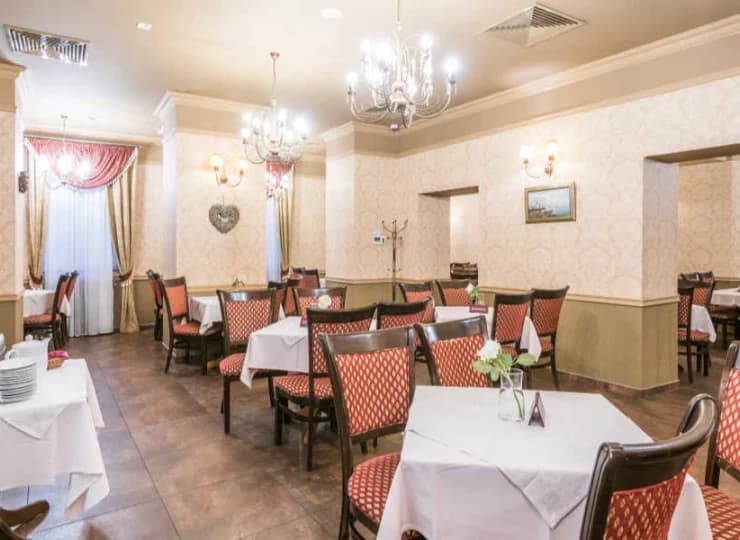 W hotelowej restauracji podawane są dania kuchni międzynarodowej