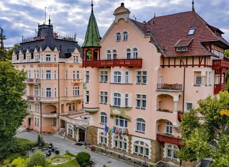 Villa Smetana Spa & Wellness Resort powstał w dwóch secesyjnych kamienicach