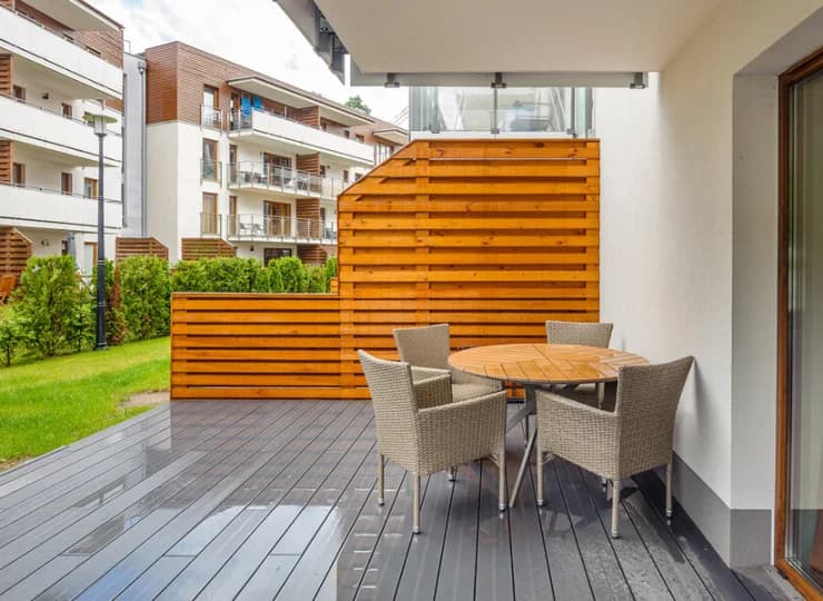 Do każdego apartamentu przynależy balkon lub taras