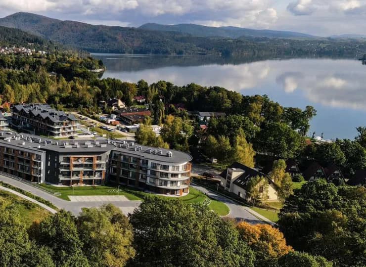 Laguna Beskidów jest malowniczo położona nad Jeziorem Żywieckim w Beskidach
