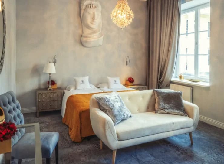 Pokoje klasy comfort to przestronne stylowe wnętrza ze strefą wypoczynkową